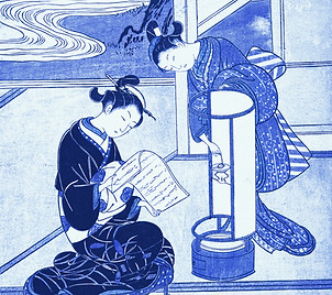 Ilustración Japonesa Azul, don en medio de una sala, una mujer sentada le lee a otra, mientras la última prende una lámpara