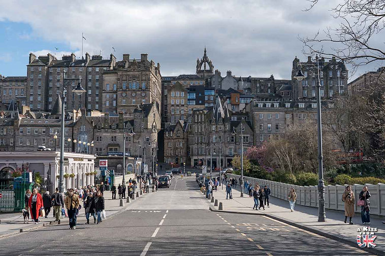 Princes Street à Edimbourg - Visiter Edimbourg : Découvrez les endroits à voir et les choses à faire à Edimbourg en Ecosse | A Kiss From UK