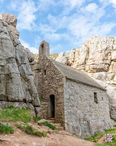 St Govan's Chapel - Que voir et que faire dans le Pembrokeshire au Pays de Galles ? - Visiter Sir Benfro : le guide voyage complet | A Kiss From UK