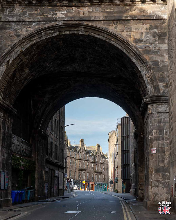 Cowgate à Edimbourg - Visiter Edimbourg : Découvrez les endroits à voir et les choses à faire à Edimbourg en Ecosse | A Kiss From UK