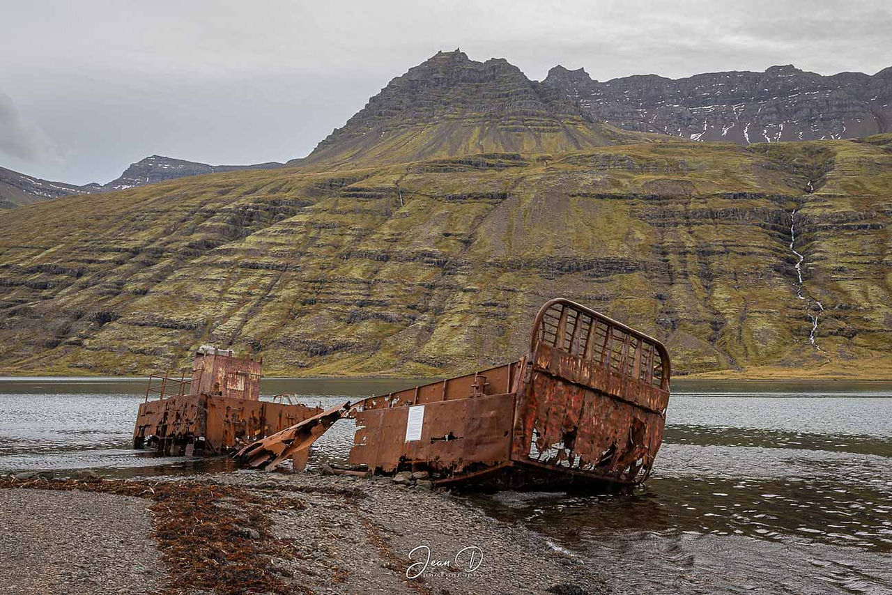 Bateau échaoué à Mjóifjörður - Les lieux à voir dans l’est de l’Islande - 3 semaines en Islande en septembre : itinéraire, conseils, budget | A Kiss From UK
