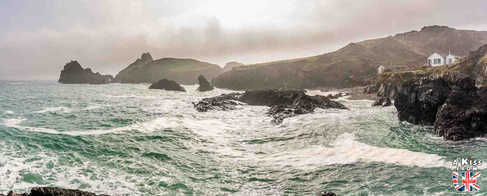 Kynance Cove - La Péninsule de Lizard - Que voir dans les Cornouailles en Angleterre ? Visiter les Cornouailles : les lieux à voir, les choses à faire | A Kiss From UK, le blog du voyage en Angleterre.