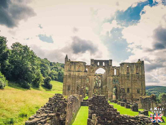 Rievaulx Abbey - 20 lieux à voir absolument dans le Yorkshire en Angleterre– Découvrez les plus beaux endroits du Yorkshire avec A Kiss from UK, le blog du voyage en Angleterre.