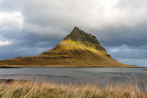 Kirkjufell - Les lieux à voir dans la péninsule de Snaefellsnes, à l’ouest de l’Islande - 3 semaines en Islande en septembre : itinéraire, conseils, budget | A Kiss From UK
