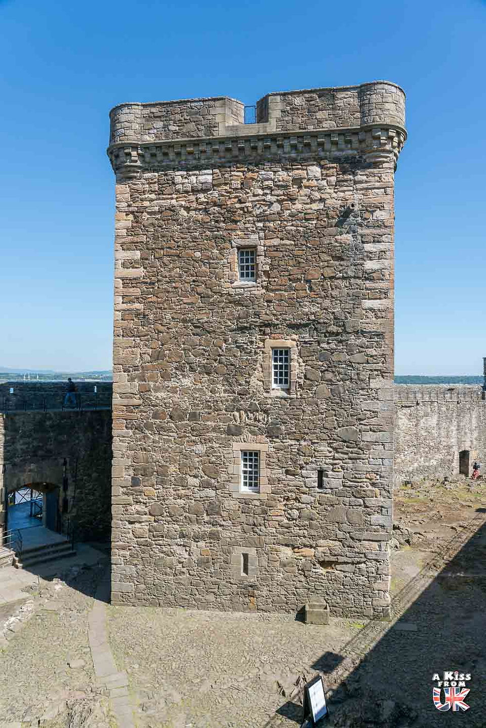 Blackness Castle - Les lieux de tournage d'Outlander en Ecosse – Où a été filmée la série Outlander ? | A Kiss From UK