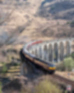 La locomotive diesel du Jacobite Steam Train sur le Viaduc de Glenfinnan. - Où et comment voir le Poudlard Express en Ecosse ? Le guide pour admirer le Jacobite Steam Train sur le Viaduc de Glenfinnan ! | A Kiss From UK, le blog du voyage en Ecosse.