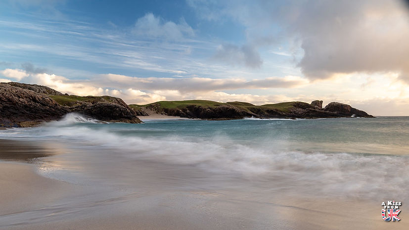 Clachtoll Beach - Que voir dans l'Assynt en Ecosse ? Visiter l'Assynt et découvrez les plus beaux endroits de cette région des Highlands d’Ecosse | A Kiss from UK, le blog du voyage en Ecosse.
