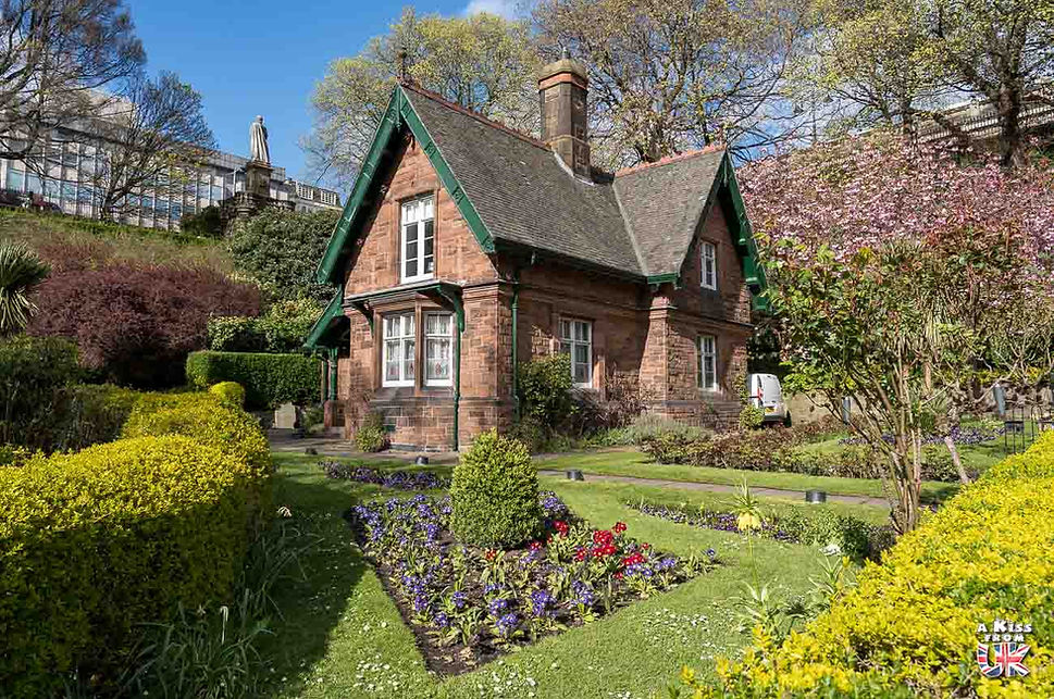 Le cottage du jardinier à Princes Street Gardens à Edimbourg - Visiter Edimbourg : Découvrez les endroits à voir et les choses à faire à Edimbourg en Ecosse | A Kiss From UK