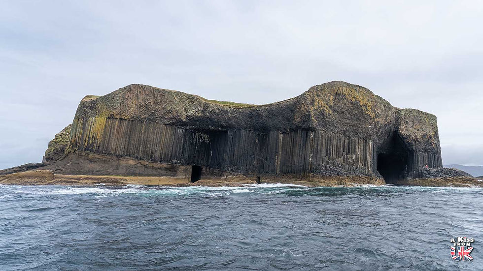 L’île de Staffa vue du bateau - Visiter Staffa, la plus mystérieuse des îles d'Ecosse : le guide complet - Découvrez comment aller sur Staffa | A Kiss from UK, le blog du voyage en Ecosse.