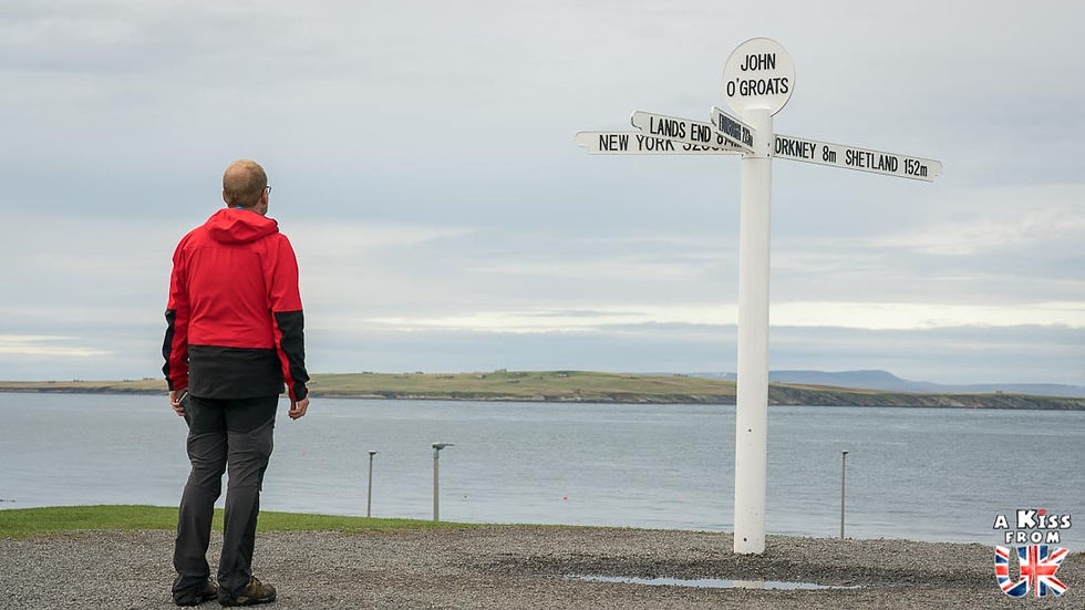 Le panneau directionnel de John o'Groats - Faut-il visiter John o’Groats ? Découvrez l’histoire du point le plus haut d’Ecosse et ce que vous pouvez faire et voir à John o’Groats. | A Kiss from UK, le blog du voyage en Ecosse.