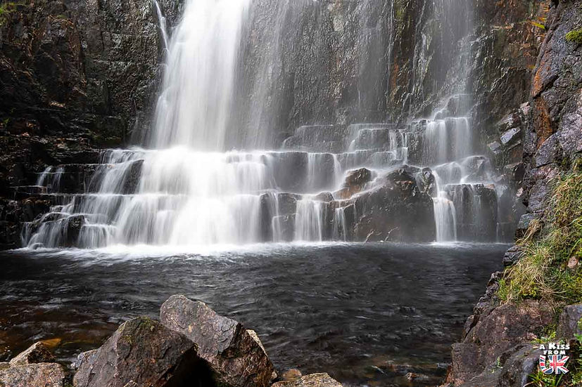 Wailing Widow Falls (Allt Chranaidh Waterfall) - Que voir dans l'Assynt en Ecosse ? Visiter l'Assynt et découvrez les plus beaux endroits de cette région des Highlands d’Ecosse | A Kiss from UK, le blog du voyage en Ecosse.