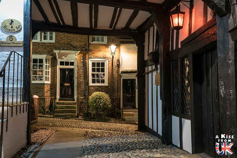 Visiter Rye de nuit - Que faire à Rye en un jour ? Découvrez les lieux à voir à Rye dans le Sussex et préparez votre visite de ce charmant village du sud de l’Angleterre. | A Kiss From UK, le blog du voyage en Angleterre.