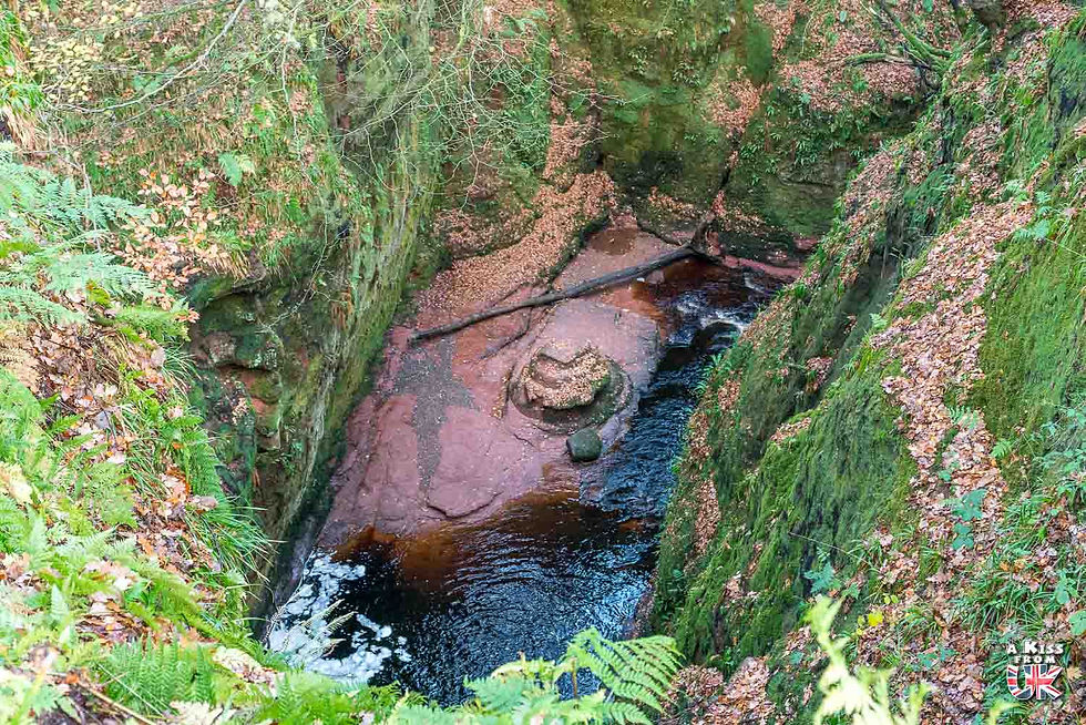 Le Devil's Pulpit vu de haut - Comment trouver le Devil's Pulpit dans le Finnich Glen en Ecosse ? Découvrez comment aller au Finnich Glen et visiter le Devil's Pulpit, lieux de tournage de la série Outlander en Ecosse. | A Kiss From UK