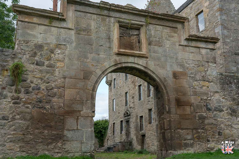 Midhope Castle, le château de Lallybroch d'Outlander - Les lieux de tournage d'Outlander en Ecosse – Où a été filmée la série Outlander ? | A Kiss From UK