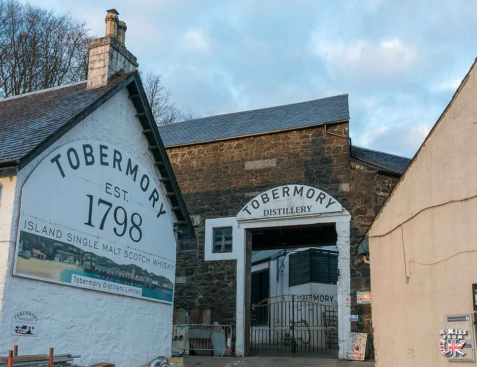 La distillerie Tobermory - Que faire sur l’île de Mull en Ecosse ? Visiter l’île de Mull et découvrez les plus beaux endroits à voir sur cette île des Hébrides Intérieures | A Kiss From UK