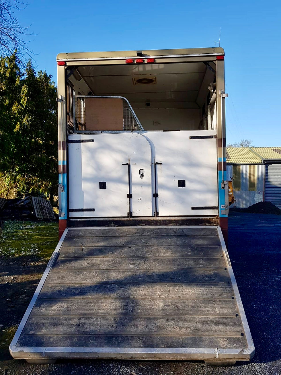 Thumbnail: 2004 Renault Midlum 4 Horse Lorry