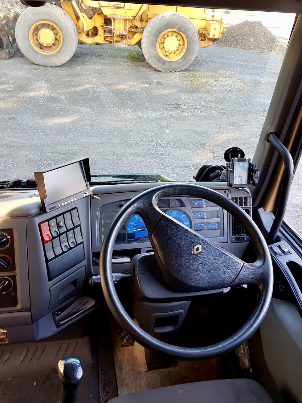 Thumbnail: 2004 Renault Midlum 4 Horse Lorry