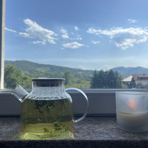 A pot of freshly brewed majčina dušica.