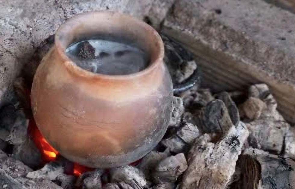 Preparing the traditional bichu butti tea. Photo by Ankita Sharma
