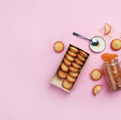 Mermelada de naranja y galletas