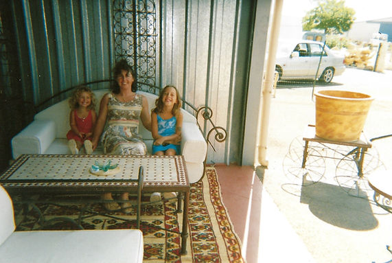 Photo filles Momo et Cathy, Dora et Candice et Cathy sur un canapé dans le premier magasin Chez Momo