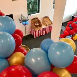 circus themed balloon decor 