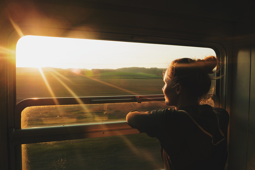 jeune fille voyageant en train depuis Lyon