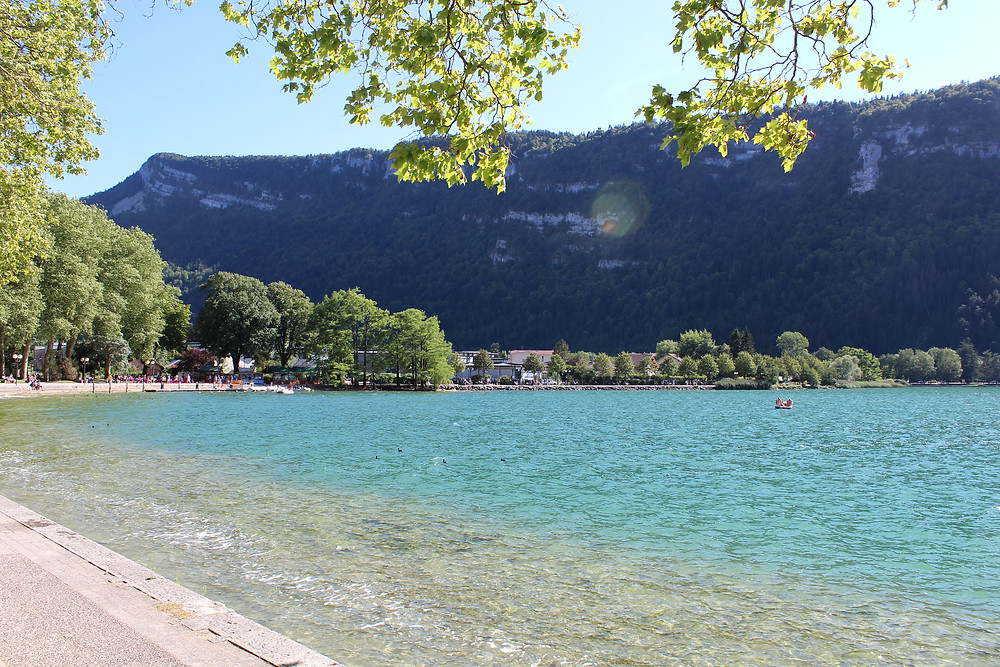 Lac de Nantua Ain plus beau lac à 1h de Lyon et de Bourg en Bresse baignade autorisée accessible en train