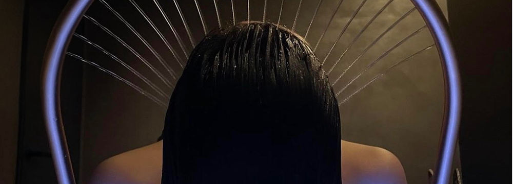 Femme recevant un soin capillaire de luxe Rituel Sublime x Madame d’Alexis®️ dans une suite de soin privée à Barbizon, protocole de 2h mêlant head spa japonais, massage crânien et soin visage naturel et haut de gamme, à 5 mn de fontainebleau 77