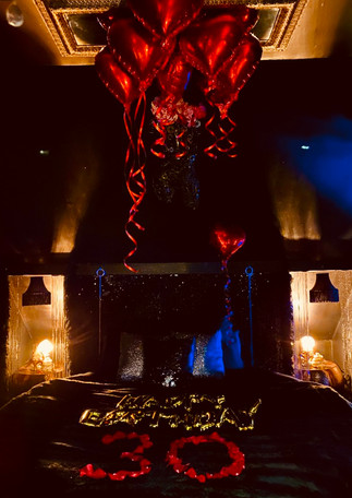 décoration anniversaire demande en mariage EVJF ballons helium la suite Barbizon suite avec décoration personnalisée jacuzzi