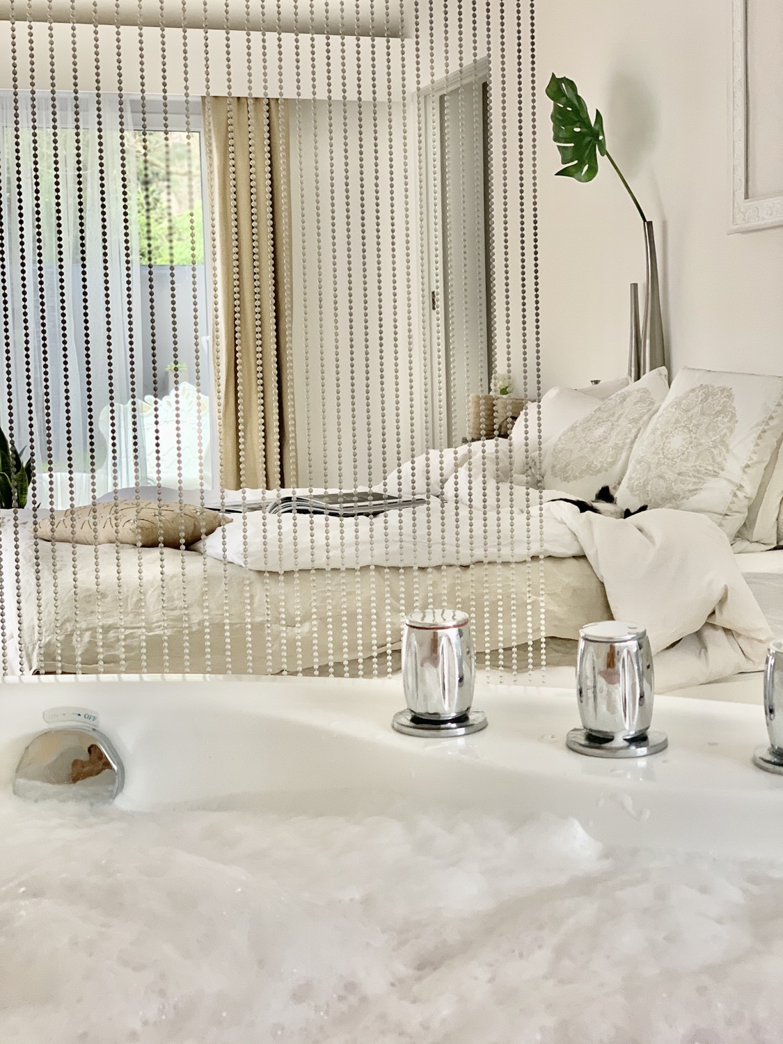 UN GRAND JACUZZI AU PIED DE VOTRE LIT