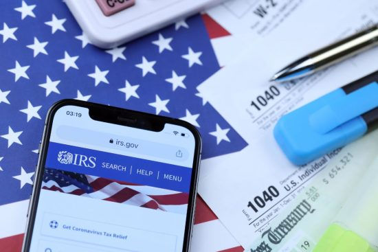 Fachada de una corte federal en Estados Unidos, donde un juez emitió una orden que prohíbe a ICE usar datos tributarios del IRS para localizar inmigrantes.