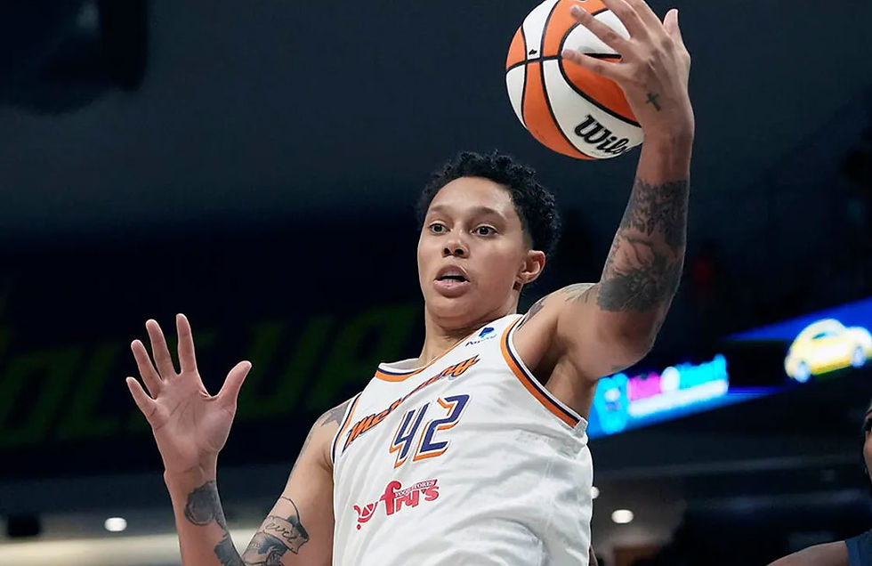 Brittney Griner durante una entrevista pública mientras reflexiona sobre su encarcelamiento en Rusia y el endurecimiento de las leyes migratorias en Estados Unidos.