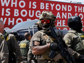 Agentes federales de inmigración realizan un operativo en California portando identificación visible mientras cubren sus rostros.