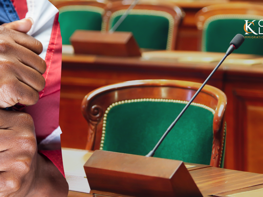 Exterior de una corte de inmigración en Estados Unidos mientras personas ingresan al edificio para audiencias migratorias.