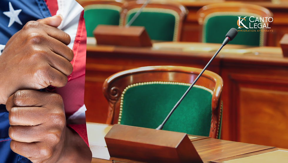 Exterior de una corte de inmigración en Estados Unidos mientras personas ingresan al edificio para audiencias migratorias.