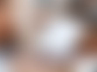 Persona mostrandole a un hombreun papel con informacion 