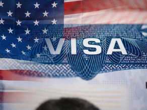 Personas esperan atención en una oficina de inmigración en Estados Unidos tras el anuncio de la revocación masiva de visas.