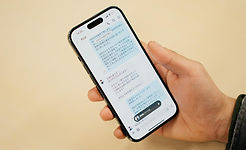 スマホを持つ手
