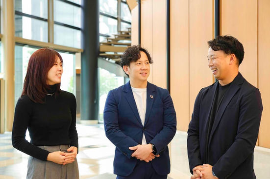 談笑する社員たち