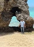宮古島の海辺で写真を撮る社長