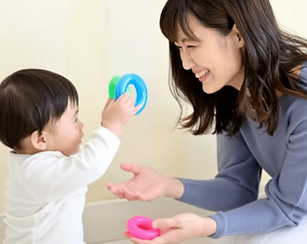 子ども遊ぶ母親のイメージ画像