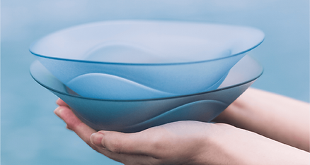 手にARAS製品を持っているシーン