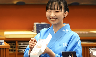 笑顔で接客する様子