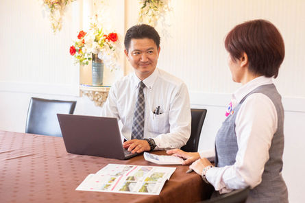 座って話し合う男女のスタッフ