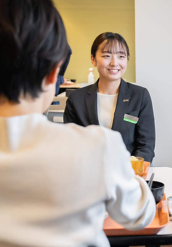 社員食堂で談笑するスタッフ