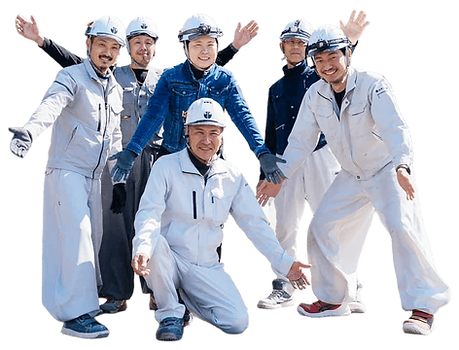 社長と作業員５名が仲良く手を広げて写る集合写真