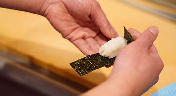 寿司を握る様子