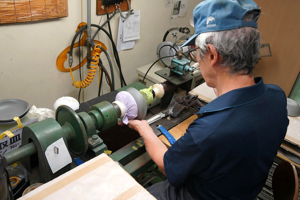 製品の仕上げを担当する製造スタッフ