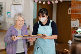 介護職（新卒）が利用者の食事をサポートする様子